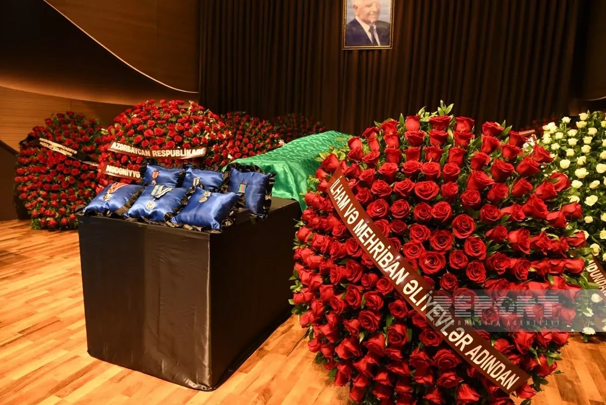 President Aliyev honours renowned poet with wreath at farewell ceremony PHOTO