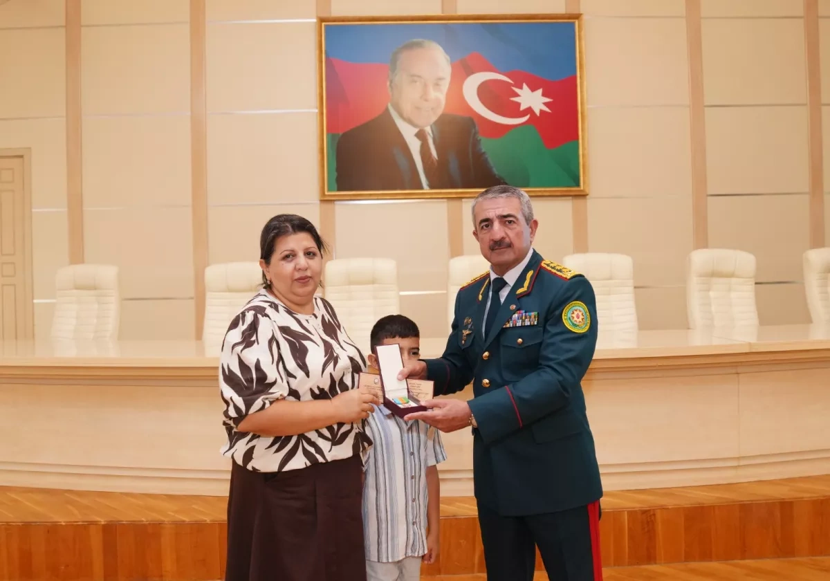 Families of fallen Azerbaijani border guards receive state orders PHOTO