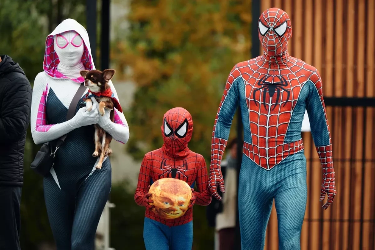 Family in Spider-Man costumes turns heads at polling station in Russia PHOTO