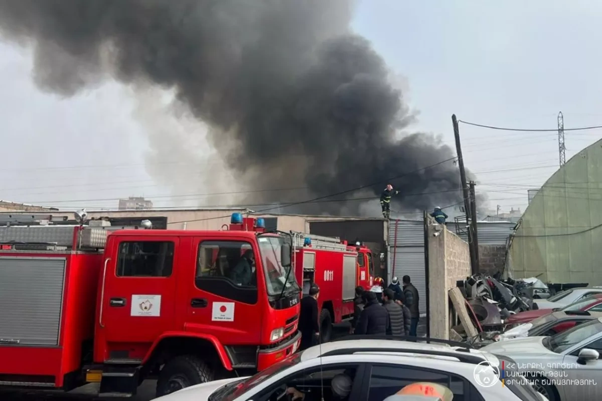 Tissue factory blaze rages through Armenian capital PHOTO