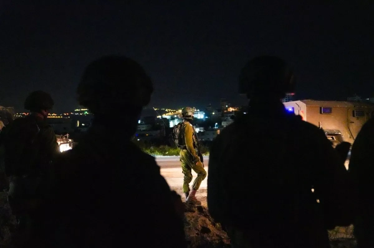 Israeli forces detain six in West Bank raids, seize weapons PHOTO / VIDEO