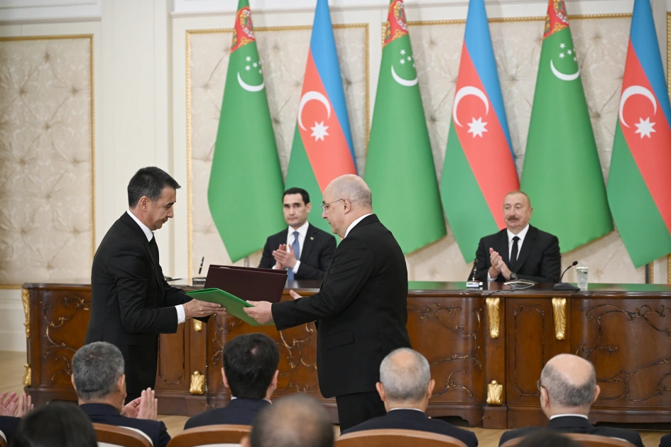Azerbaijan and Turkmenistan exchange documents (PHOTO)