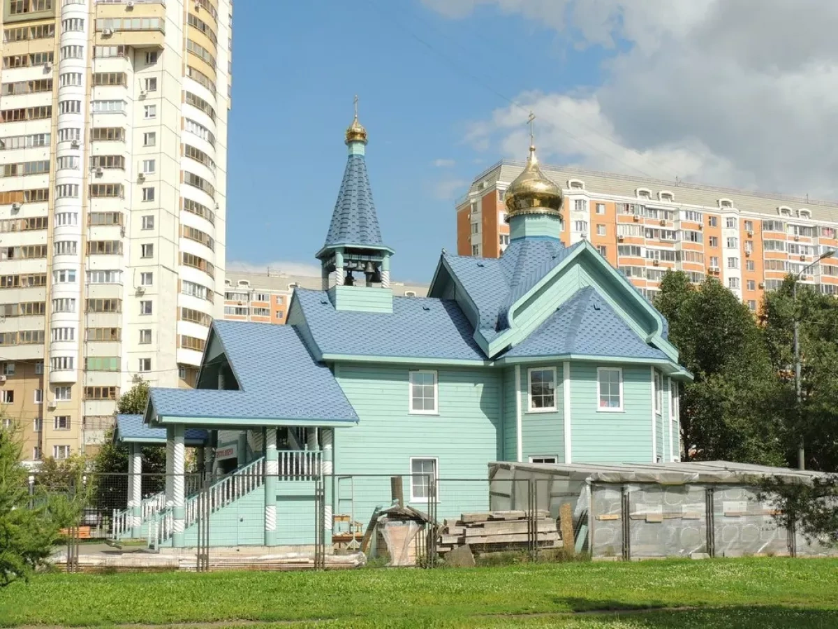 Man with shovel attacks people near church in Russia’s capital