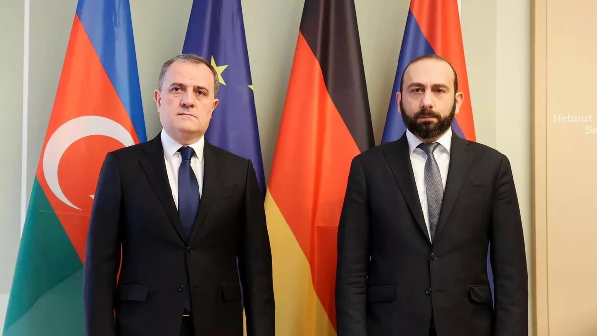 Armenian, Azerbaijani FMs discuss recent tensions in phone call