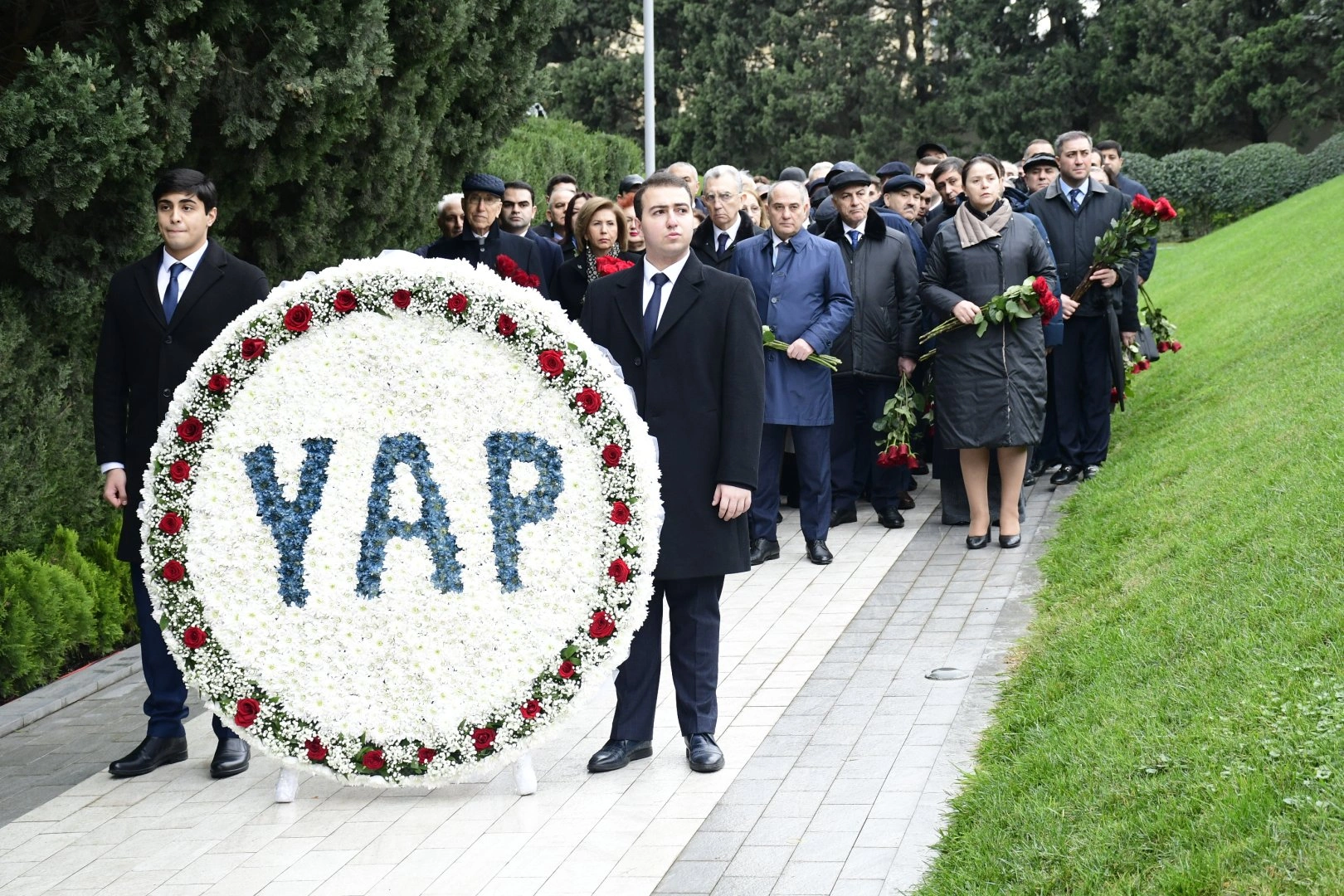 New Azerbaijan Party representatives honor National Leader Heydar Aliyev's memory (PHOTO)