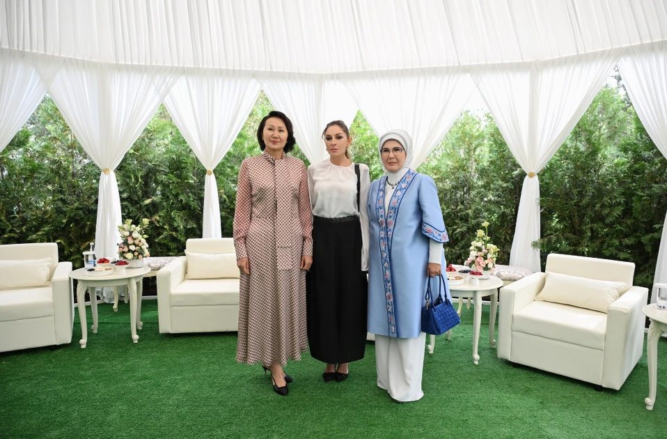 First Lady Mehriban Aliyeva views exhibition of handicrafts by masters of decorative and applied arts in Bishkek (PHOTO)