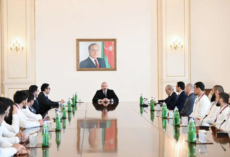 President Ilham Aliyev receives wrestlers who won European Championships in team standings (PHOTO)