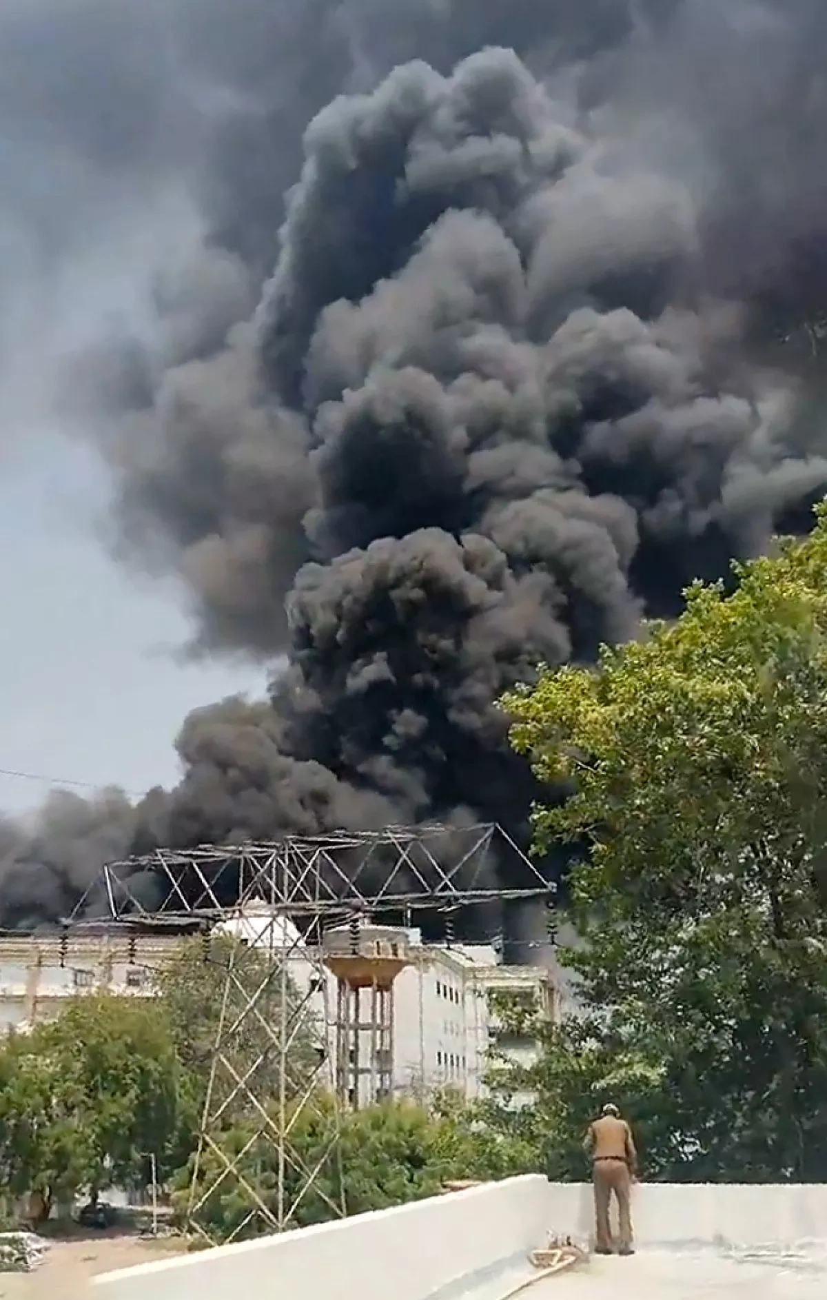 Military aircraft crashes in western Iran, one pilot killed