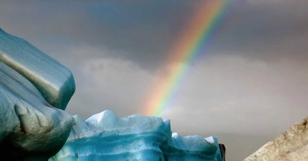 Vivid vertical rainbow over drifting Greenland icebergs captivates social media VIDEO