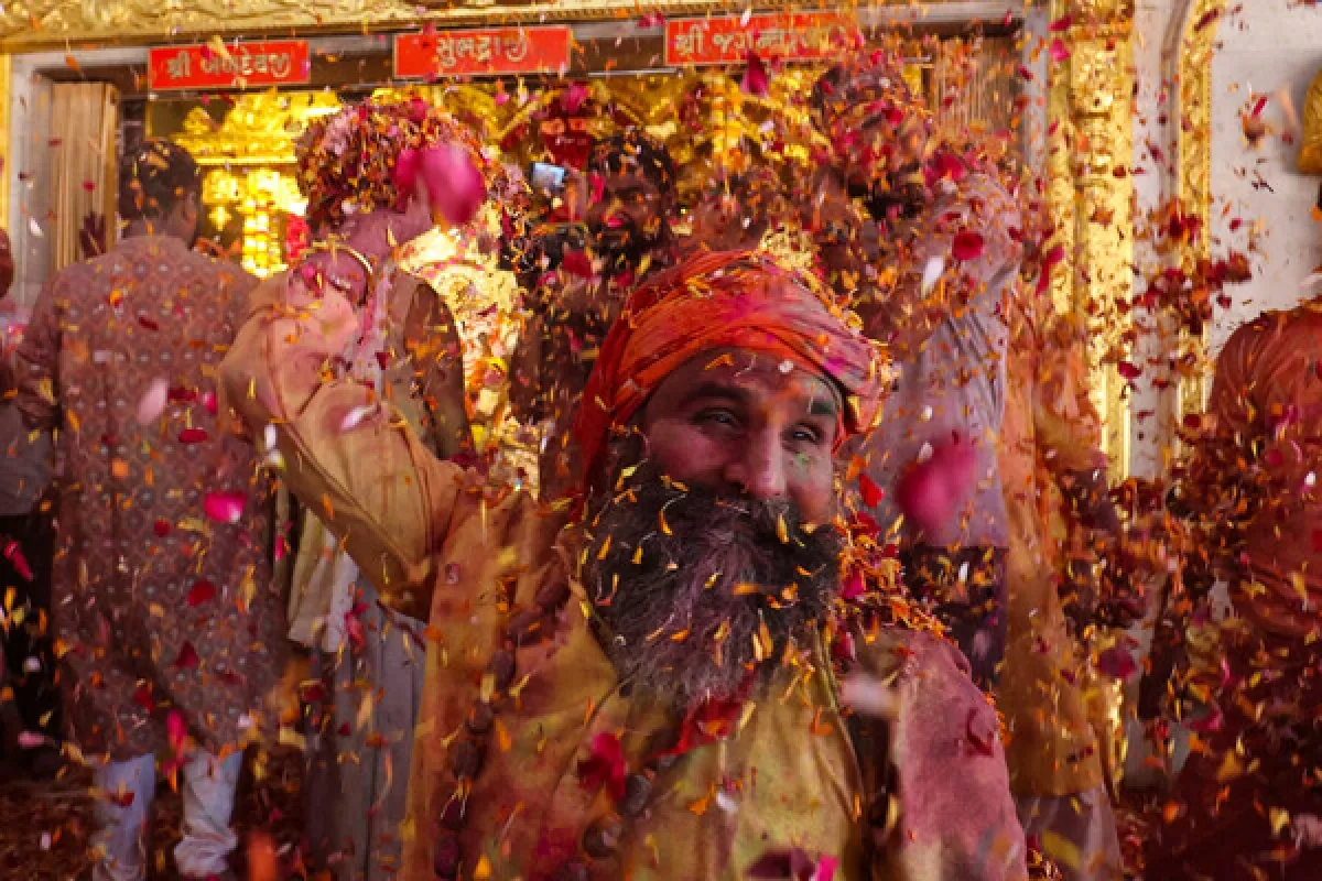 Seven killed in stampede at Bihar temple as Modi offers condolences VIDEO