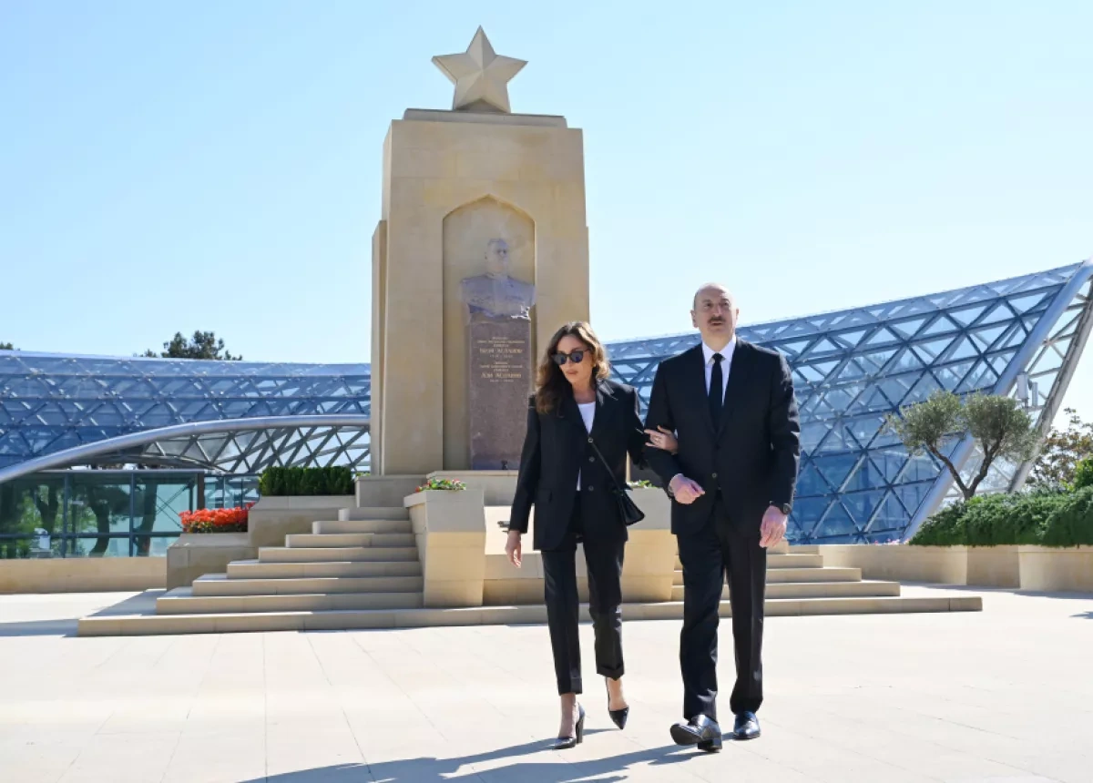 Azerbaijani president, first lady honour memory of WWII heroes, martyrs Photo