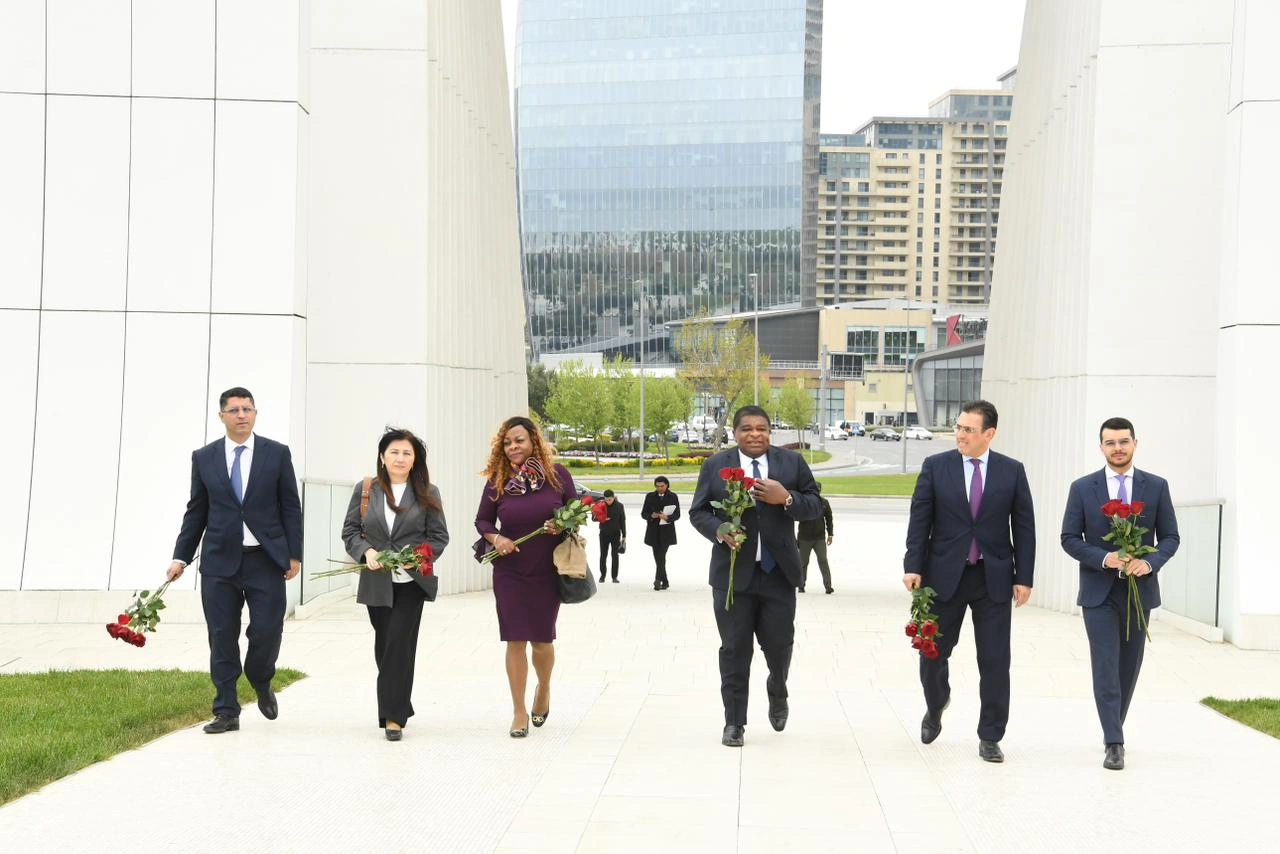 IPU Secretary General pays visit to Alley of Honors and Victory Park (PHOTO)