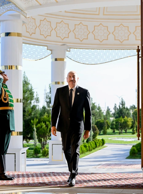 President Ilham Aliyev arrives at Awaza Complex to participate in meeting of Council of Heads of State of CIS (PHOTO)