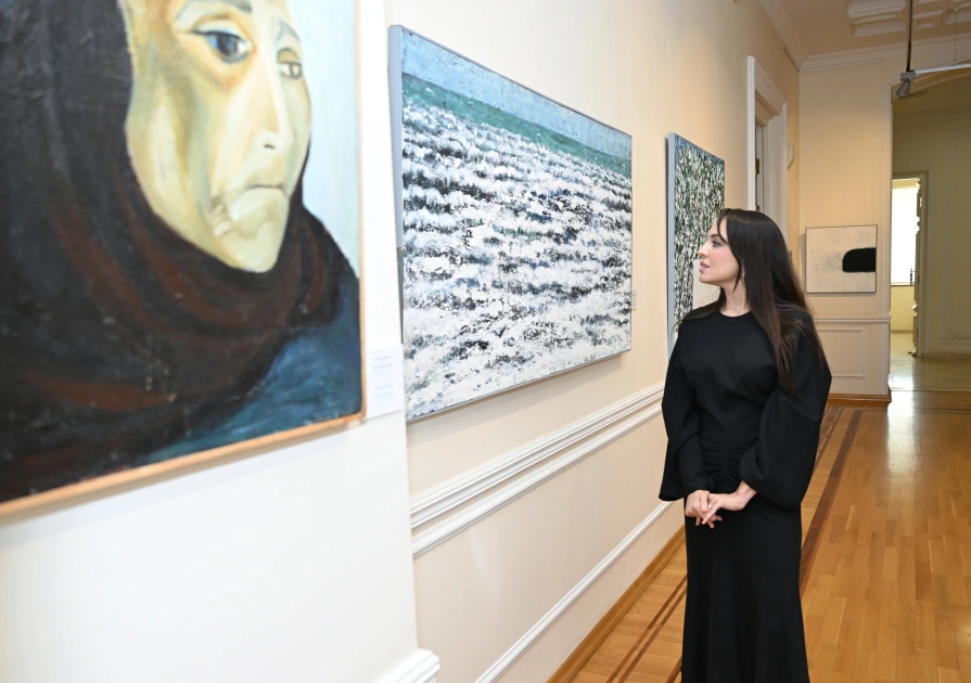 President Ilham Aliyev, First Lady Mehriban Aliyeva, and family members view retrospective exhibition titled “My Absheron: Plus”