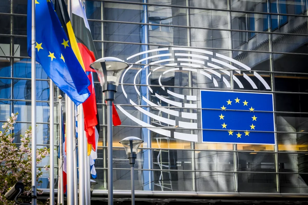 EU extends sanctions against Iran