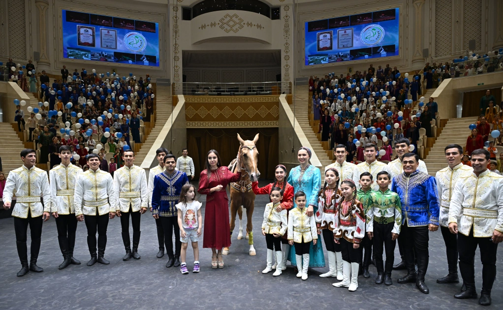 Leyla Aliyeva watches performance of Turkmen iconic Galkynysh national equestrian group in Arkadag city (PHOTO)