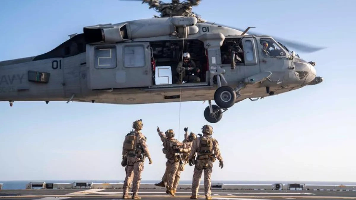 US marines conduct live hoist drills aboard USS Tripoli