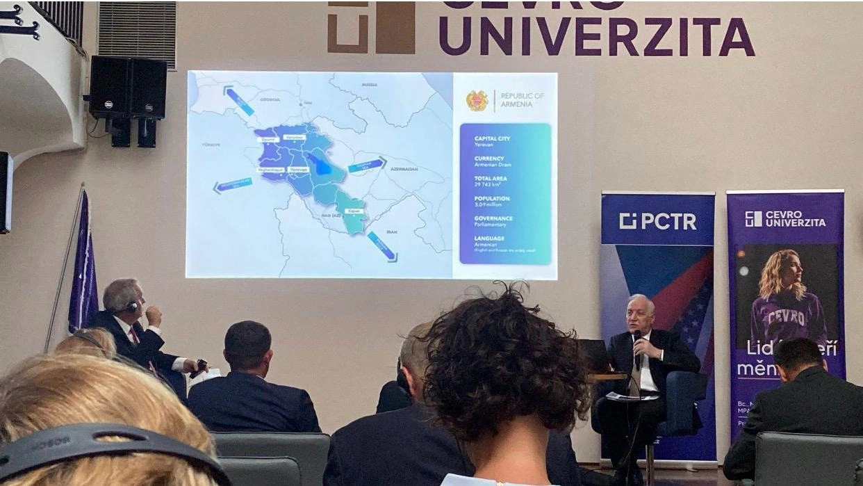 Azerbaijani diaspora activist presses Armenian president on mine maps (PHOTO)