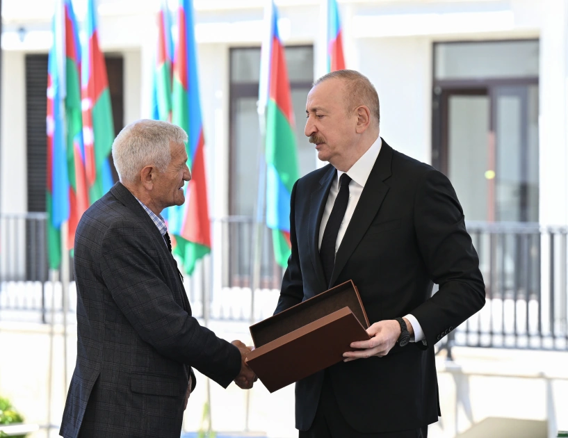 President Ilham Aliyev meets with families moving to first residential complex in Zangilan city (PHOTO)