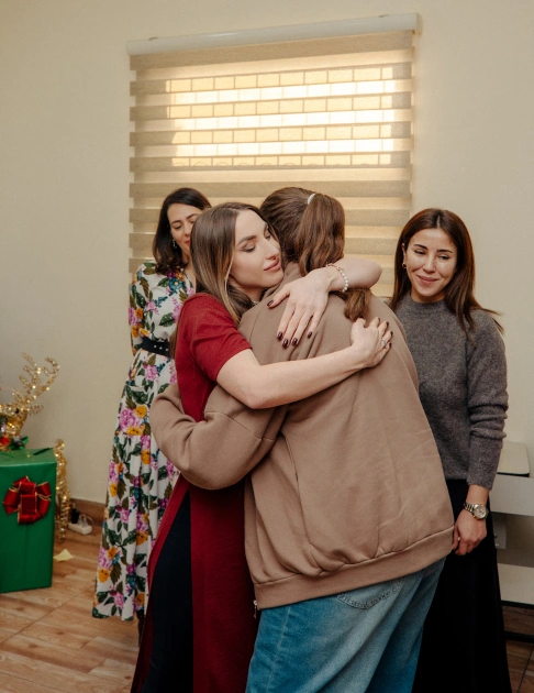 VP of Heydar Aliyev Foundation Leyla Aliyeva, Arzu Aliyeva, and Alena Aliyeva share holiday joy with children at “Clean World” shelter (PHOTO)