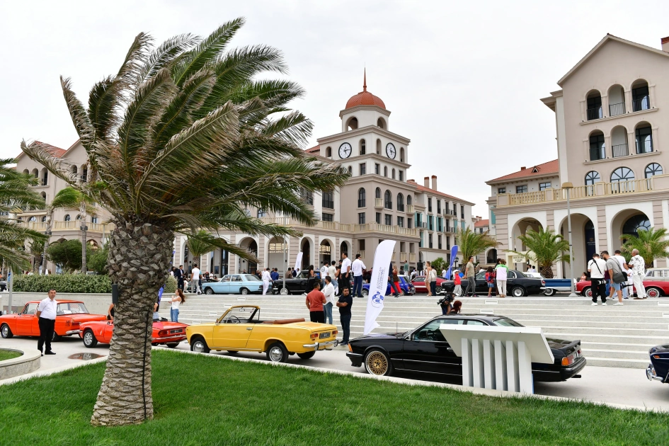 Vice-President of Heydar Aliyev Foundation Leyla Aliyeva and Arzu Aliyeva watch classic car parade and exhibition (PHOTO)