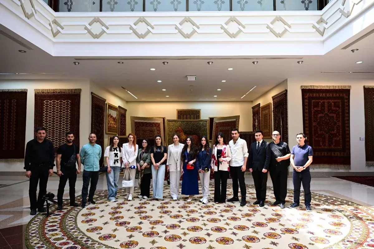 Azerbaijani delegation visits Turkmen Carpet Museum in Ashgabat PHOTO