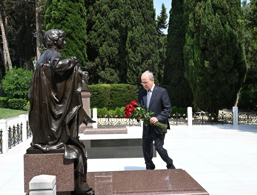 Palestinian PM visits grave of National Leader Heydar Aliyev at Alley of Honors (PHOTO)