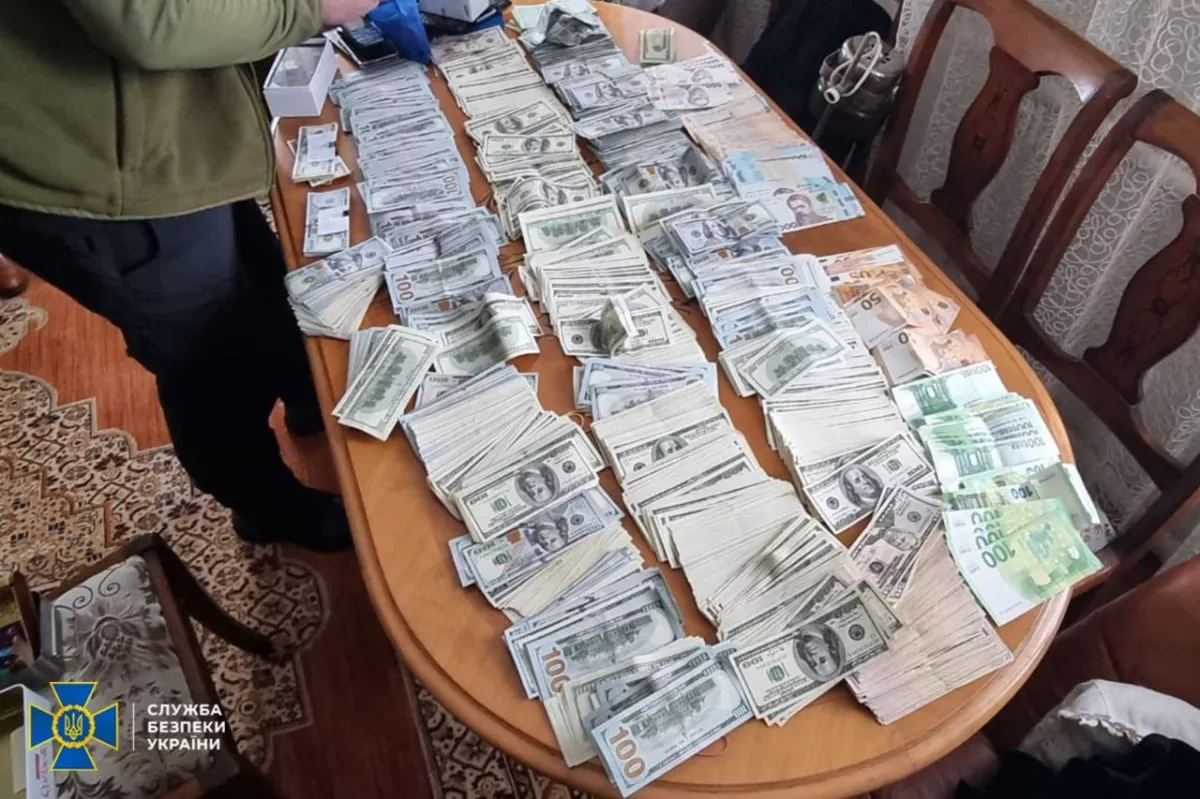 Ukraine’s SBU dismantles draft evasion plan, seizes $300,000 from medical chief PHOTO