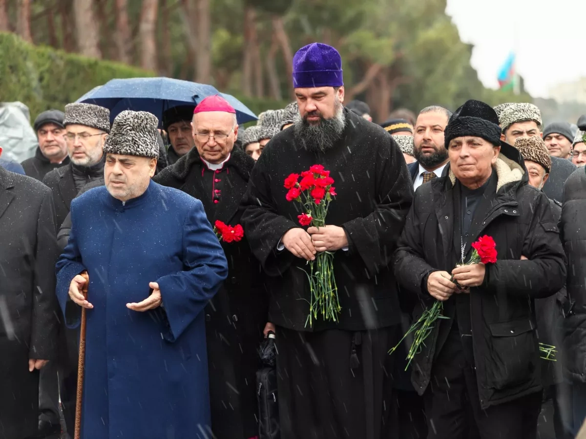Orthodox clergy lay flowers at Alley of Martyrs for January 20 victims