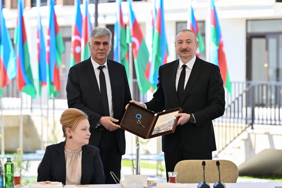President Ilham Aliyev meets with families moving to first residential complex in Zangilan city (PHOTO)