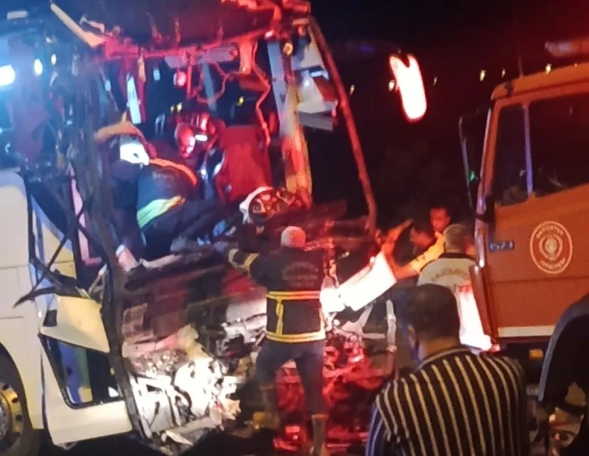 Bus crash in Türkiye leaves two dead, 22 injured PHOTO
