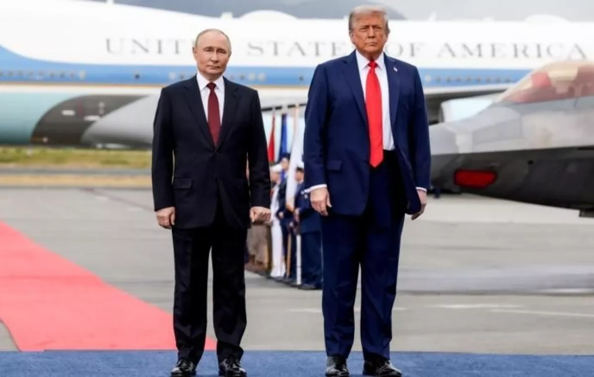Framed Trump–Putin image displayed in White House Photo