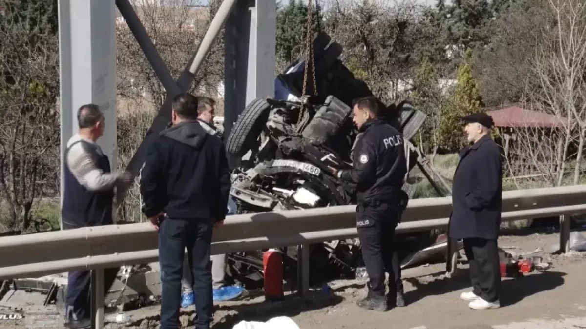 Bus crash on Ankara–Istanbul highway kills four, injures 13 photo