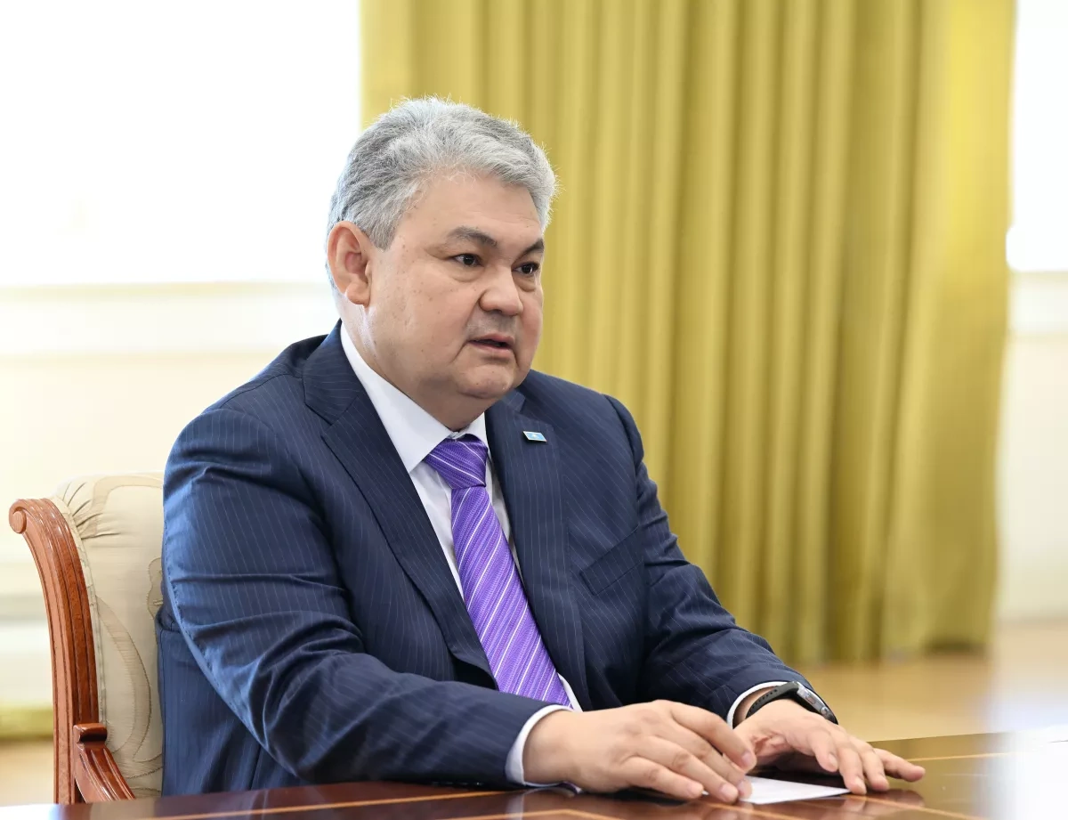 President Aliyev meets Kazakh ministers, eyes economic, transport expansion PHOTO