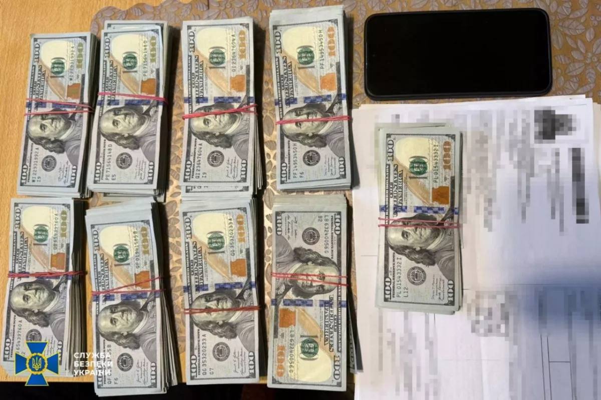 Ukraine’s SBU dismantles draft evasion plan, seizes $300,000 from medical chief PHOTO