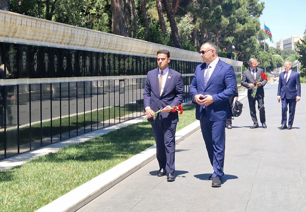 U.S. Congress delegation visits Alley of Martyrs in Baku (PHOTO)