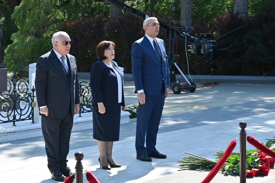 Azerbaijan’s state and government officials pay tribute to National Leader Heydar Aliyev (PHOTO)