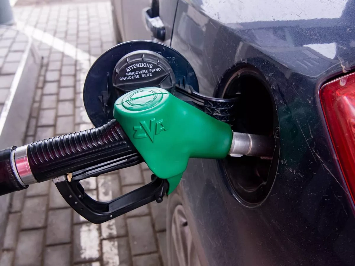 Fuel shortage deepens in St. Petersburg as gasoline supplies plunge