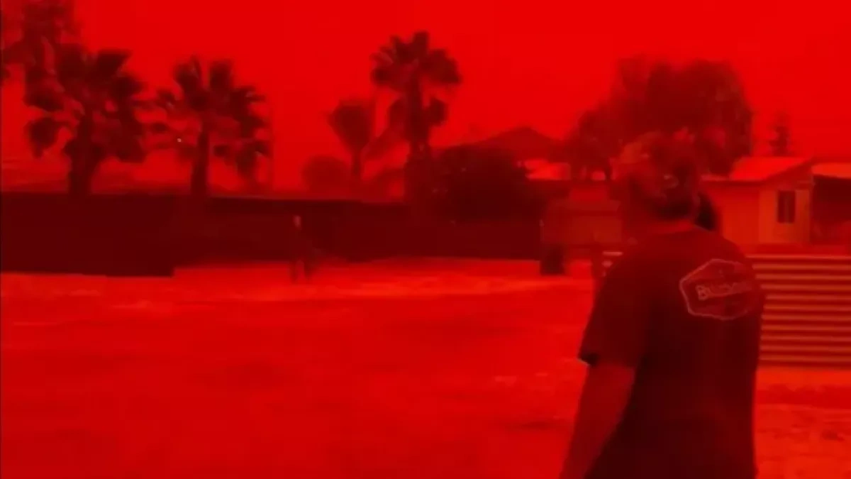 "Apocalyptic" red skies as cyclone Narelle slams Western Australia VIDEO