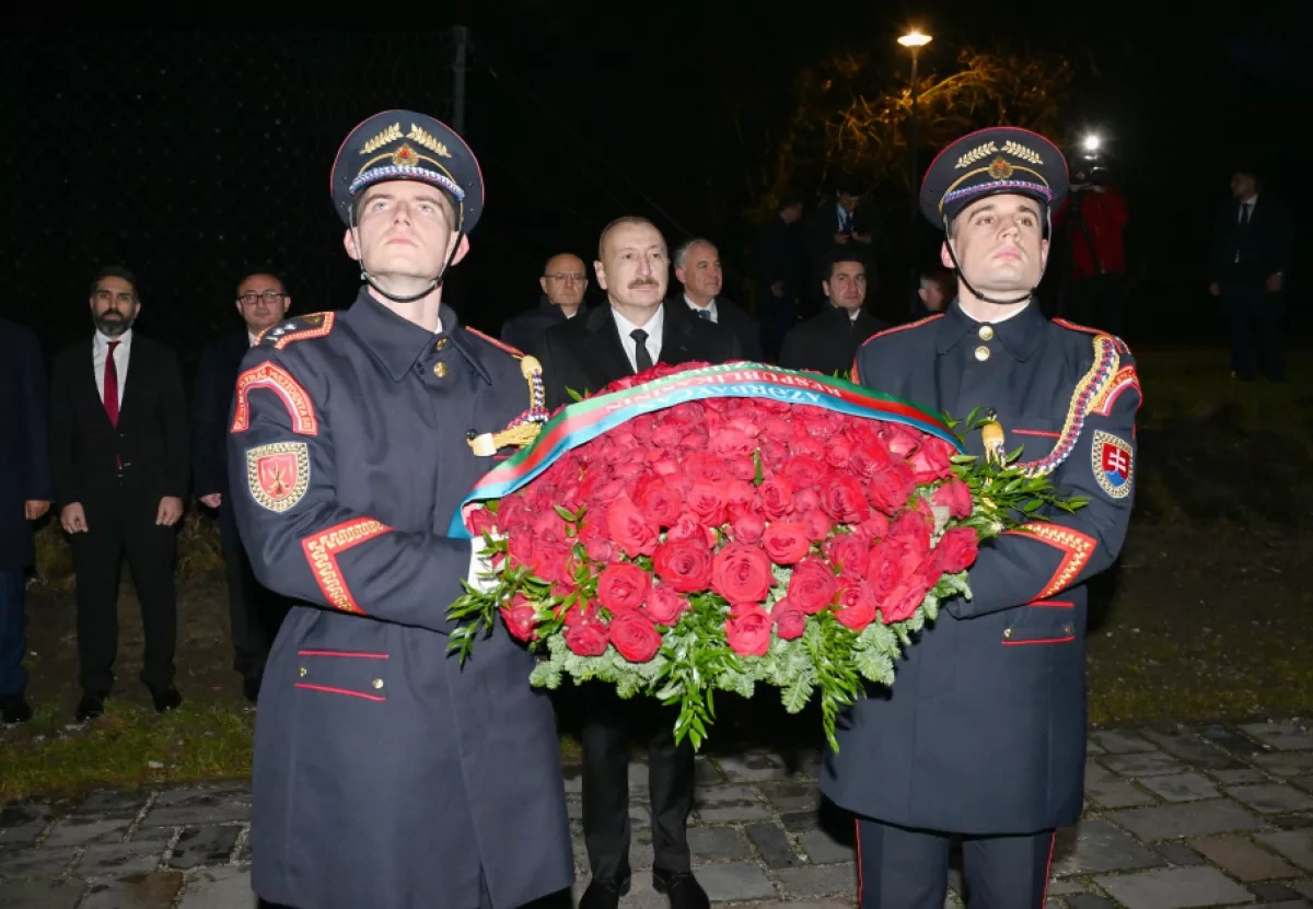 Azerbaijani, Slovak presidents honour victims at Gate of Freedom Memorial PHOTO