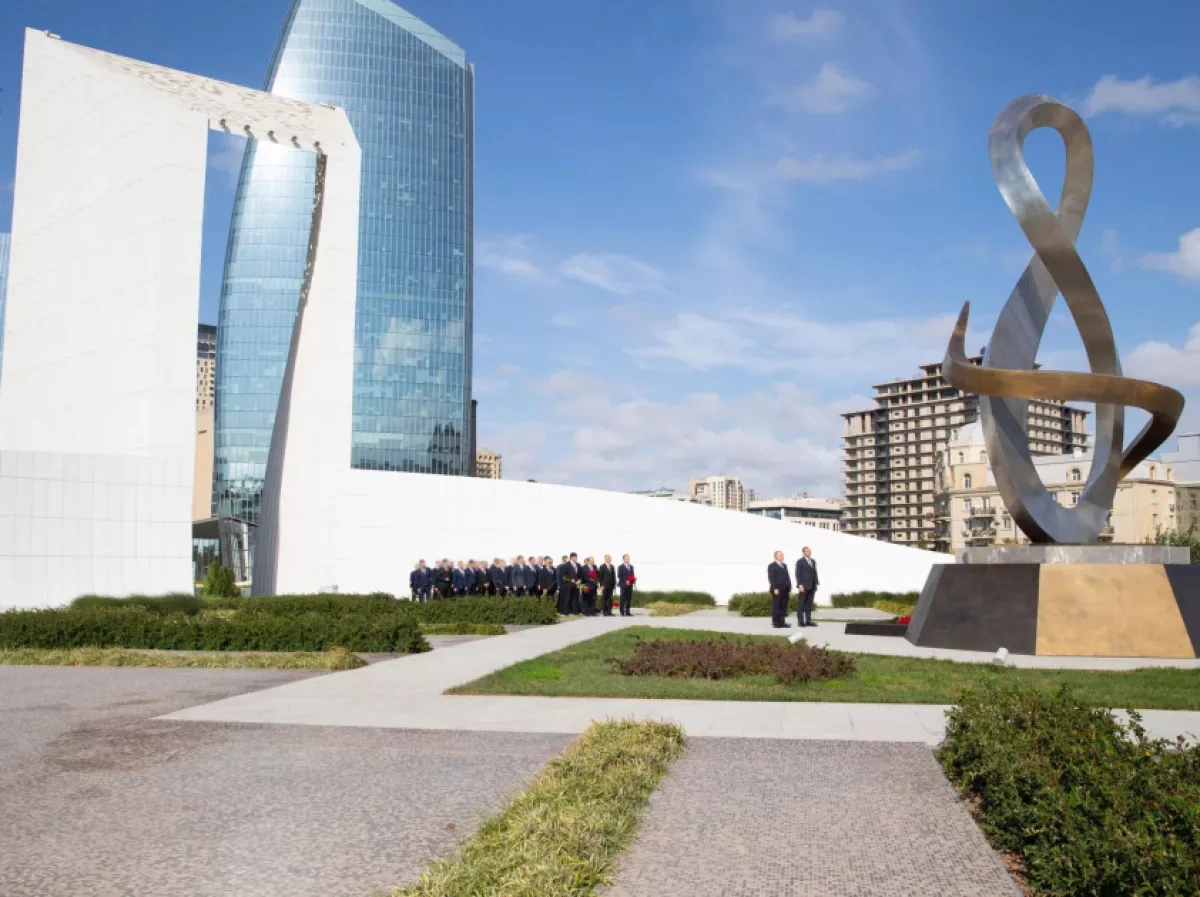 Azerbaijan’s top security officials commemorate martyrs at Victory Park PHOTO