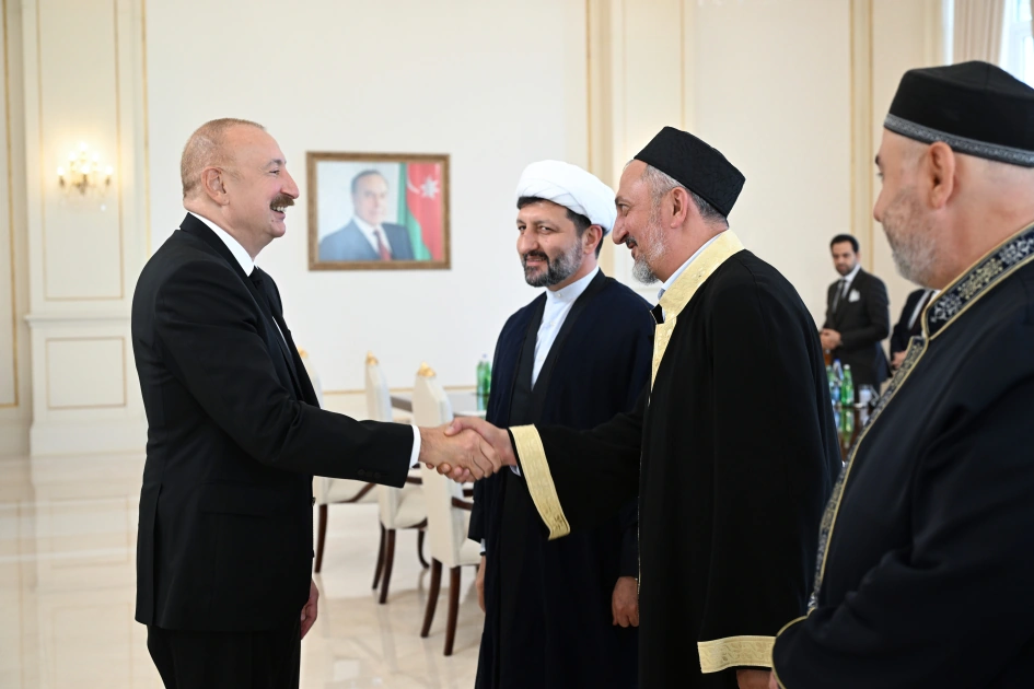 President Ilham Aliyev receives participants of international conferences held in Baku (PHOTO)