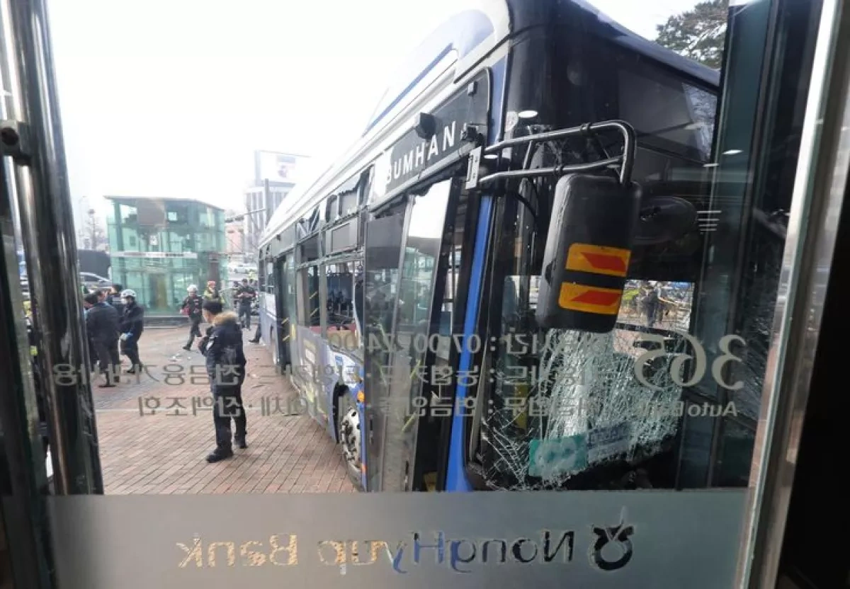 City bus crashes into Seoul Bank building, 13 injured PHOTO