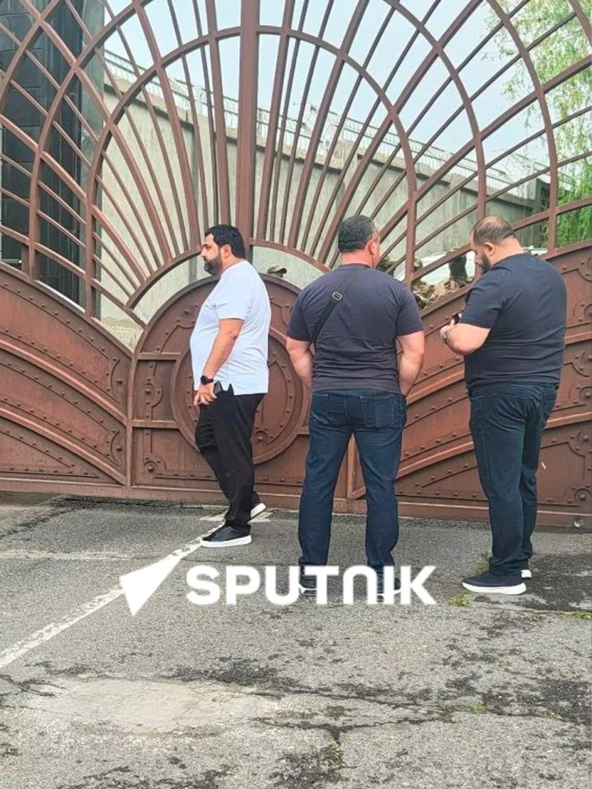Armenian authorities launch raids on opposition leader's properties PHOTO