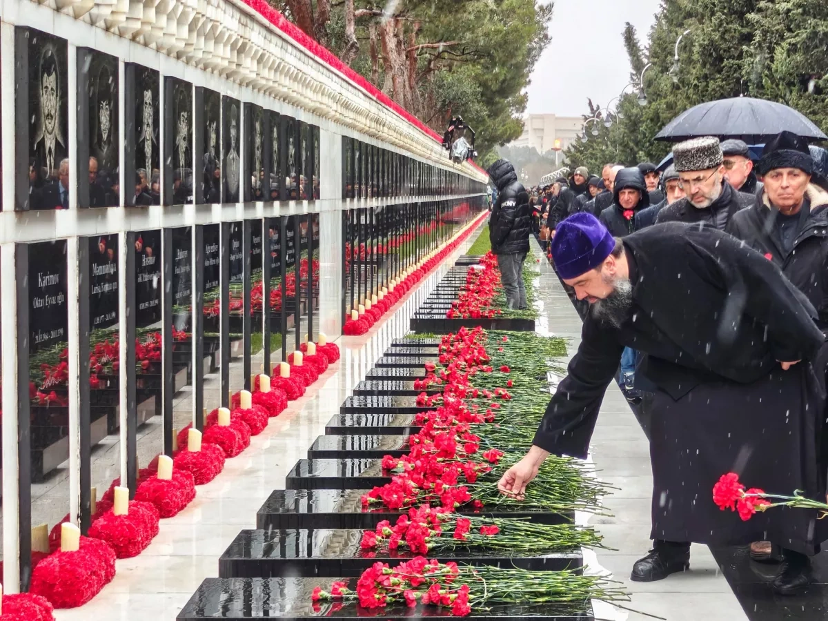 Orthodox clergy lay flowers at Alley of Martyrs for January 20 victims