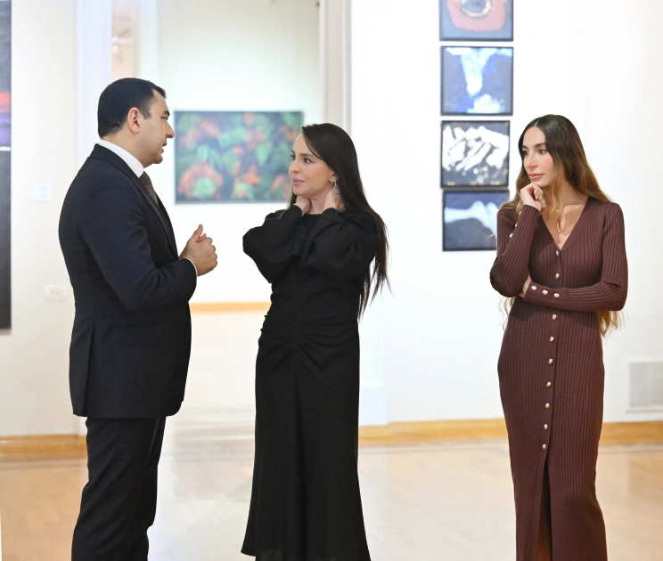 President Ilham Aliyev, First Lady Mehriban Aliyeva, and family members view retrospective exhibition titled “My Absheron: Plus”