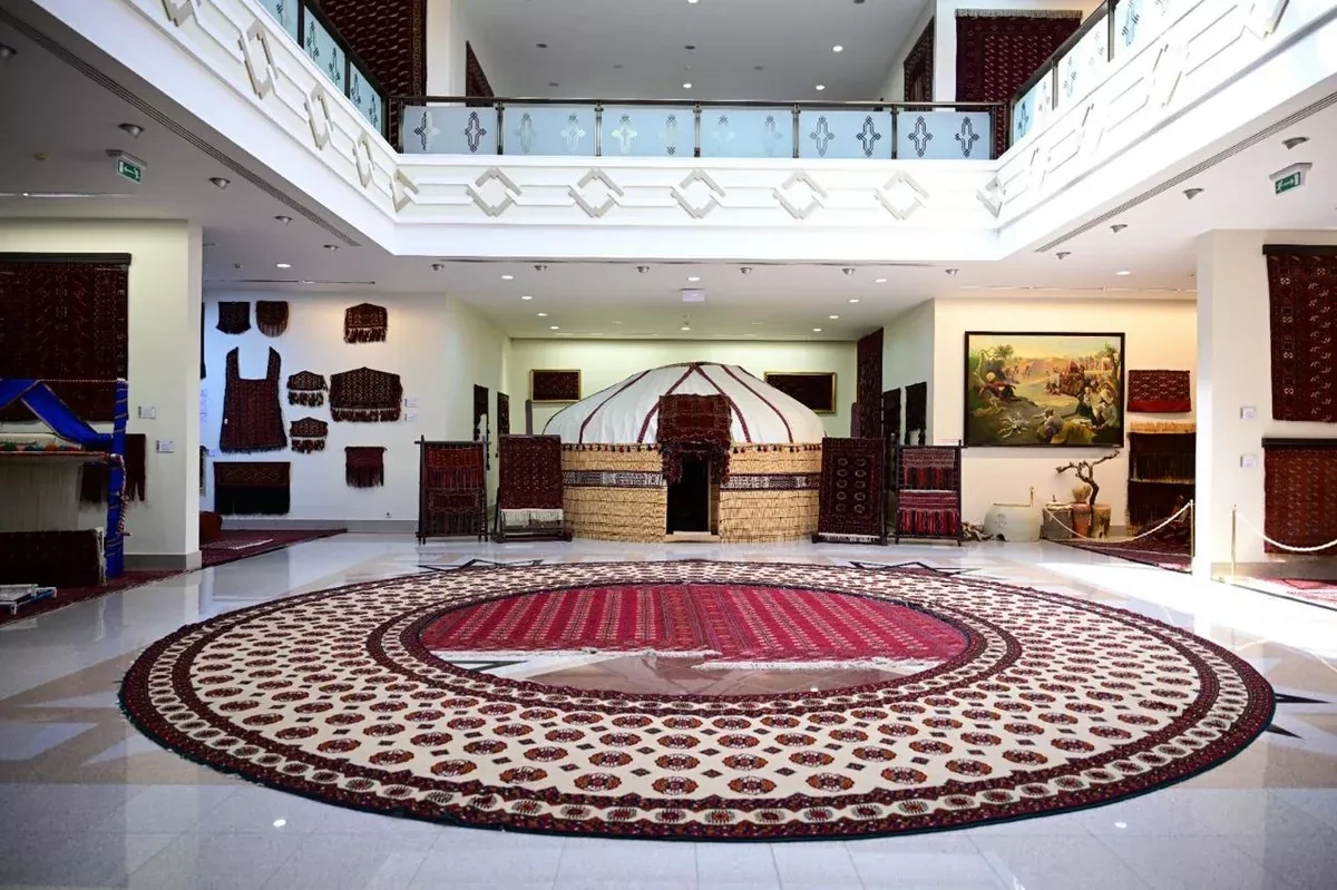 Azerbaijani delegation visits Turkmen Carpet Museum in Ashgabat PHOTO