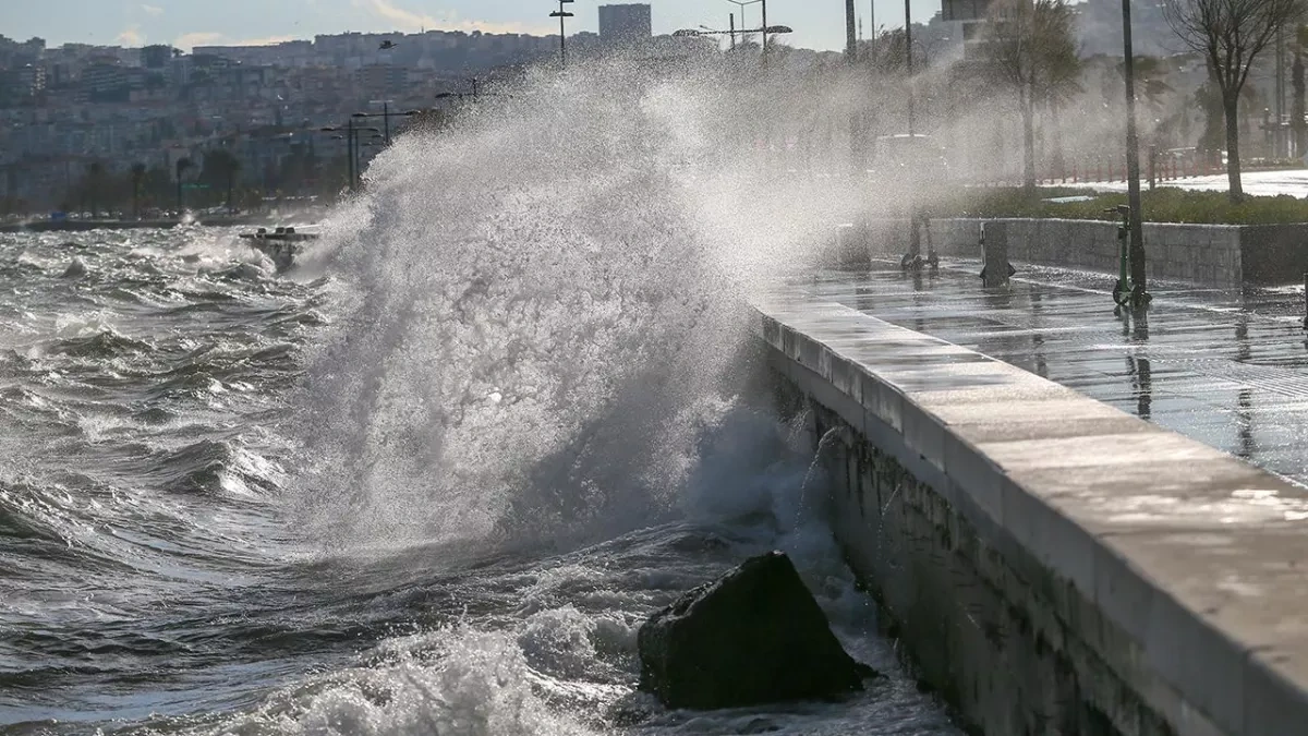 Türkiye issues storm warning for Sea of Marmara