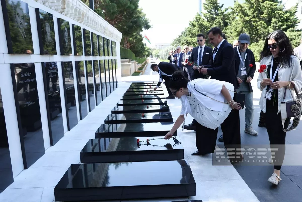 Turkish delegation pays tribute to martyrs in Baku PHOTO
