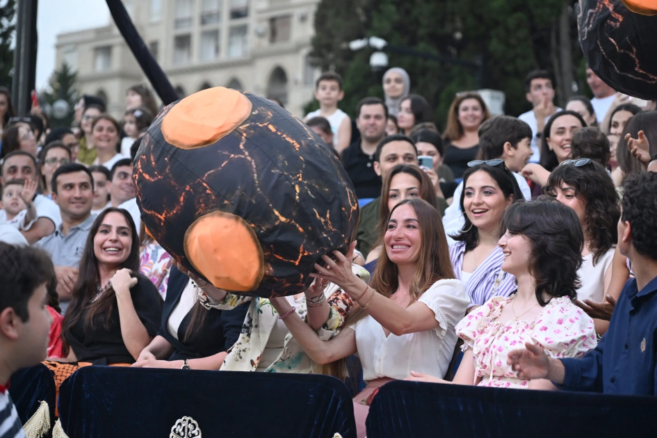 Leyla Aliyeva and Arzu Aliyeva visit "CandyFest" summer festival and watch "Magic Pearl" water circus show (PHOTO)